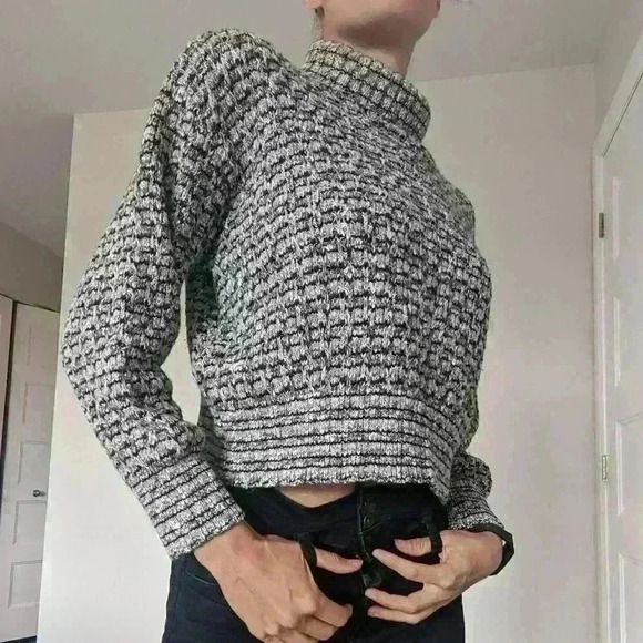 Jr Club Sweater, cropped Turtleneck,  beige gray and black, Size :XS - Picture 2 of 9